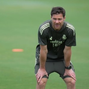 西甲|豪门的饭碗不好端，阿龙索黯然下课离开伯纳乌|哈维·阿隆索|皇马|皇家马德里|阿隆索|安切洛蒂_新浪新闻