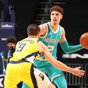 开云官方网-出色表现引发开拓者更衣室讨论 三球未来无可限量